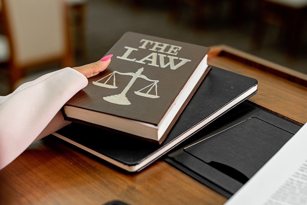Top 5 avantaje ale colaborării cu un avocat specializat în drept civil